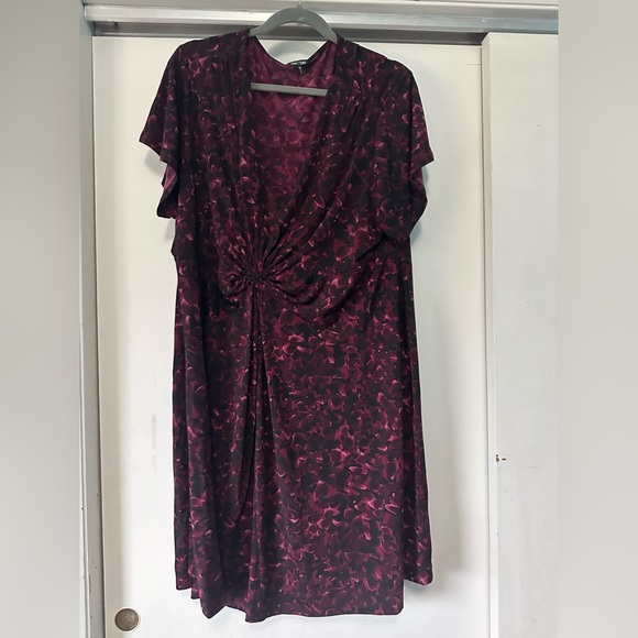 Daisy Fuentes Dresses & Skirts - Elegant Purple Floral V-neck Dress